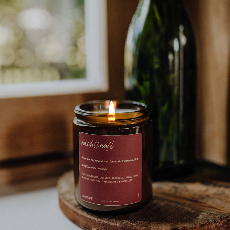 Handgemachte Duftkerze „Nachtsanft“ mit ätherischem Lavendel, Bergamotte & Ylang Ylang – beruhigend und schlaffördernd, im eleganten Glas am Fenster, Flamme brennt