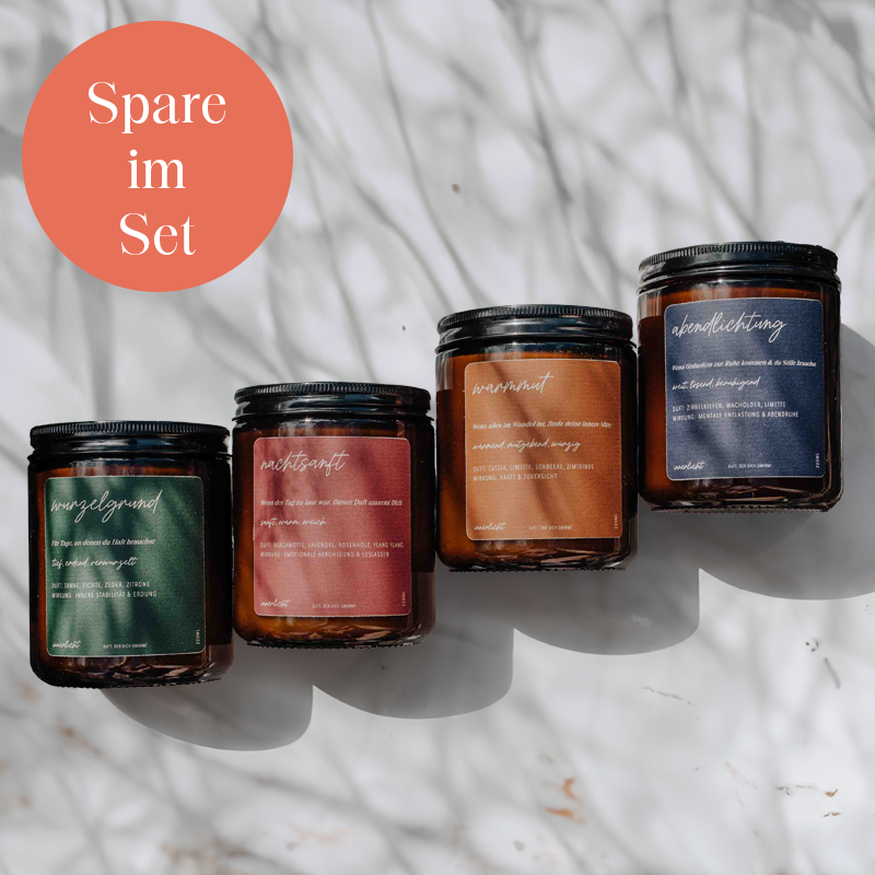 Die vier handgemachten Innerlicht Duftkerzen – Nachtsanft, Abendlichtung, Wurzelgrund und Herzraum – stilvoll arrangiert, jeweils im hochwertigen Glas mit liebevoll gestaltetem Etikett. Ein stimmungsvolles Ensemble für Achtsamkeit und Geborgenheit.