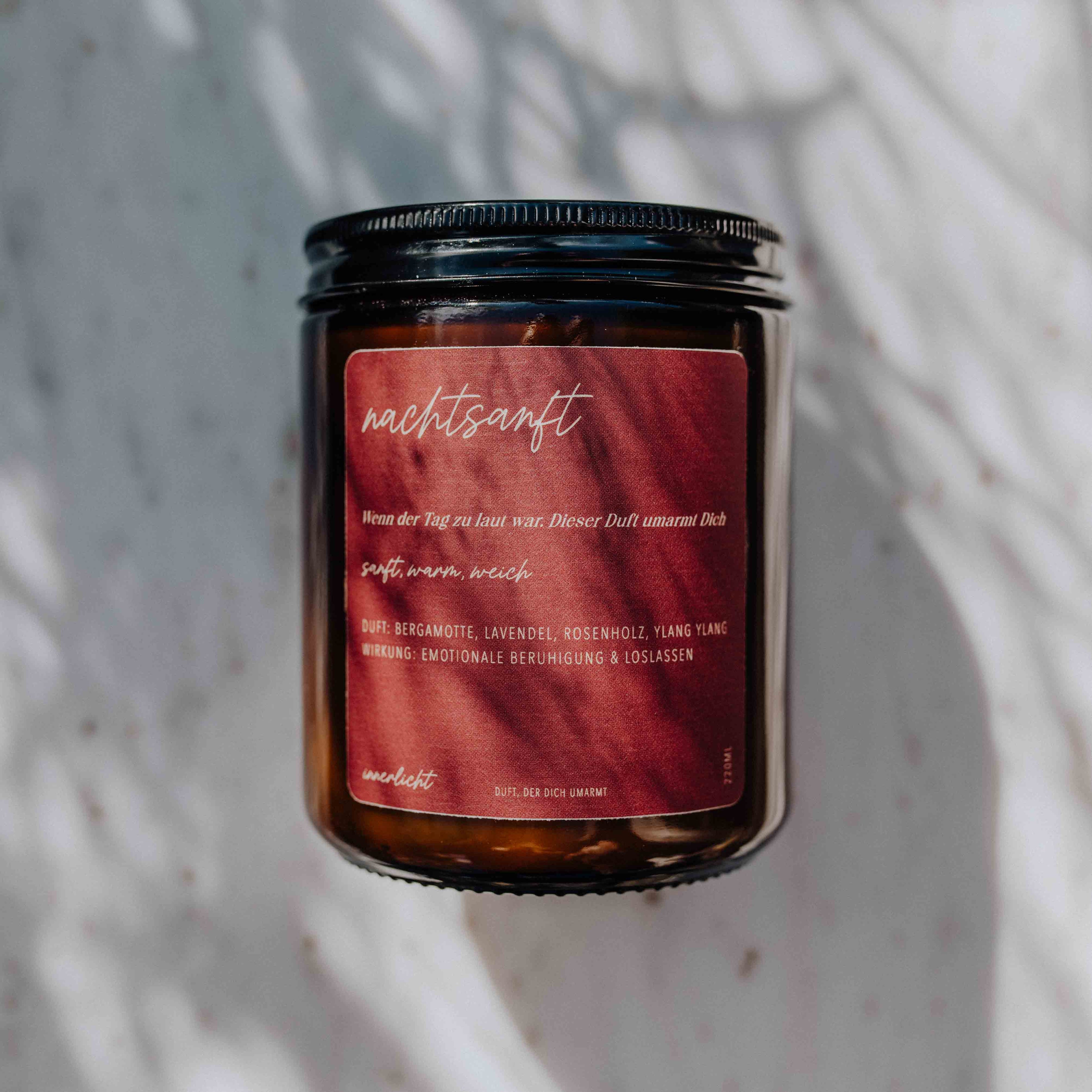 Handgemachte Duftkerze „Nachtsanft“ mit ätherischem Lavendel, Bergamotte & Ylang Ylang – beruhigend und schlaffördernd, im eleganten Glas mit minimalistischem Etikett.