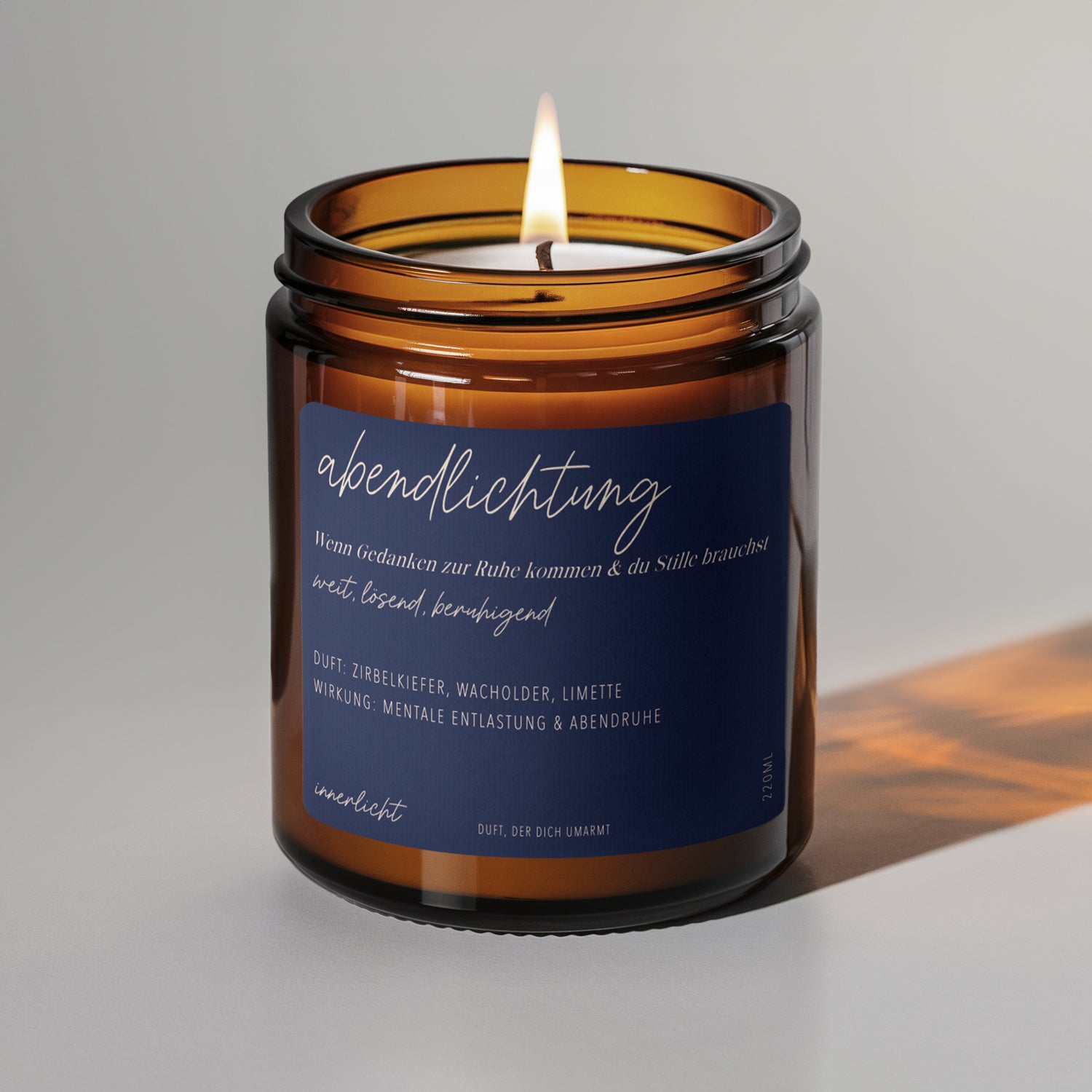 Naturduftkerze „Abendlichtung“ mit Zirbe, Fichte & Limette – entspannend für abendliche Rituale. Hochwertiges Glas mit abgerundetem Etikett im Wald-Farbschema.