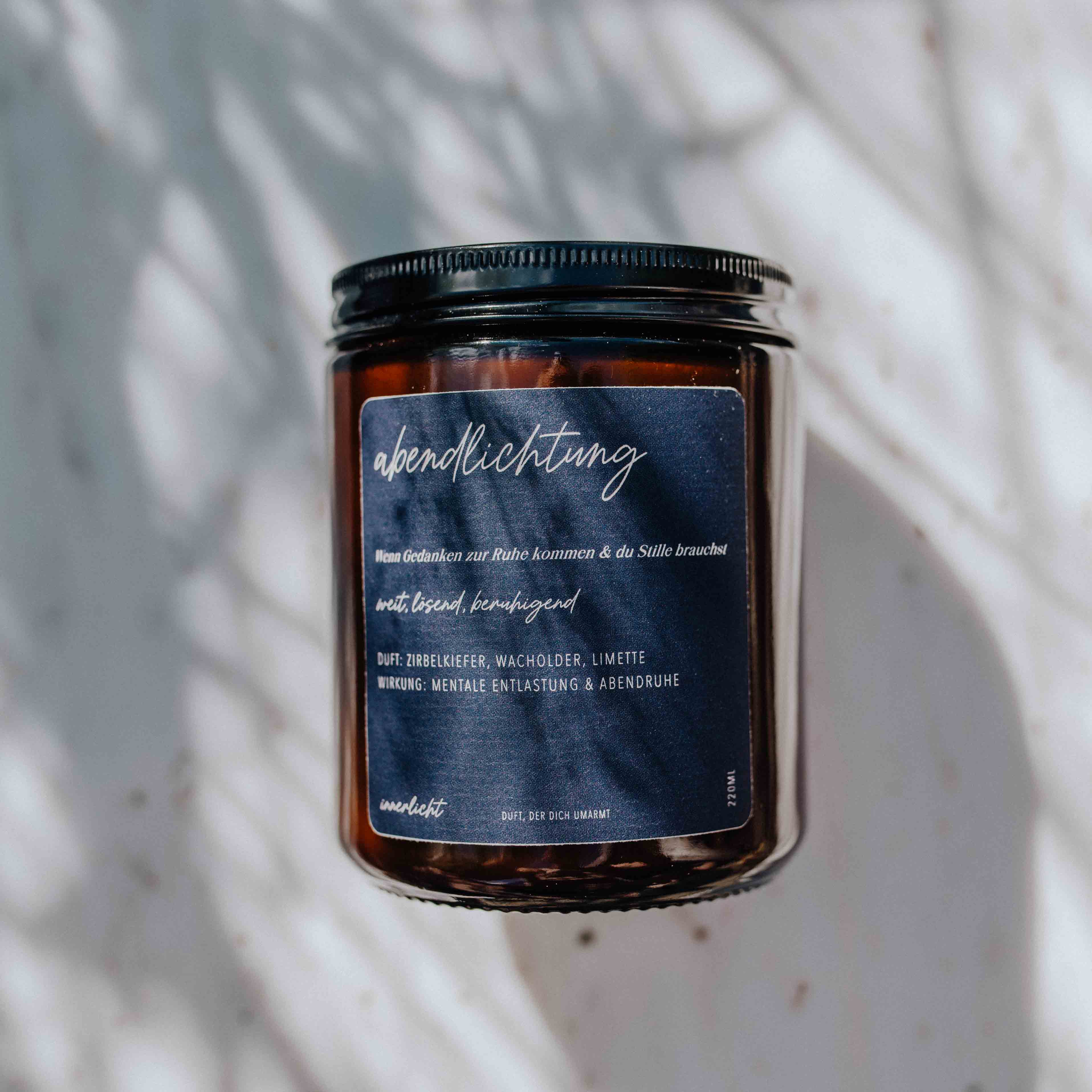 Naturduftkerze „Abendlichtung“ mit Zirbe, Fichte & Limette – entspannend für abendliche Rituale. Hochwertiges Glas mit abgerundetem Etikett im Wald-Farbschema.