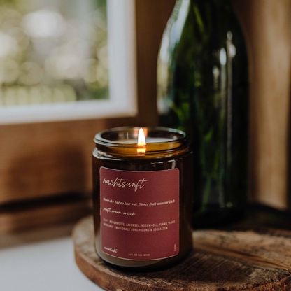 Handgemachte Duftkerze „Nachtsanft“ mit ätherischem Lavendel, Bergamotte &amp; Ylang Ylang – beruhigend und schlaffördernd, im eleganten Glas am Fenster, Flamme brennt