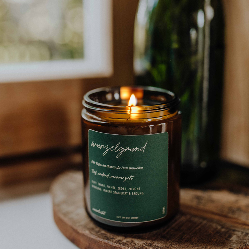 Moosig-erdige Duftkerze „Wurzelgrund“ mit Tanne, Kiefer &amp; Zeder – für Erdung und innere Stabilität. Naturkerze im Glas, liebevoll gestaltet.