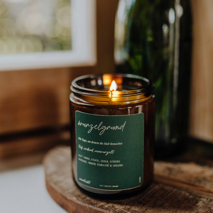 Moosig-erdige Duftkerze „Wurzelgrund“ mit Tanne, Kiefer &amp; Zeder – für Erdung und innere Stabilität. Naturkerze im Glas, liebevoll gestaltet.