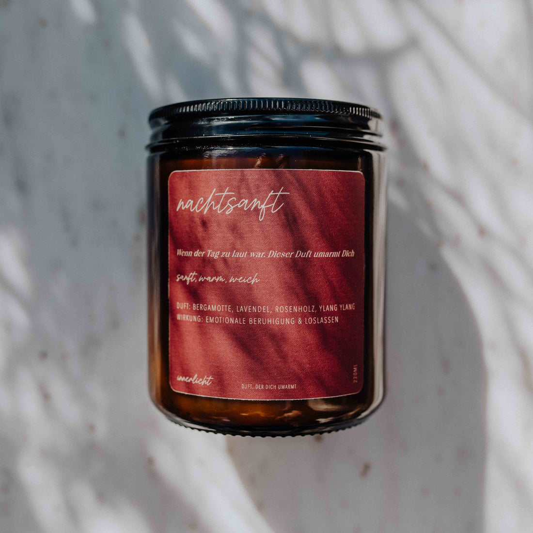 Handgemachte Duftkerze „Nachtsanft“ mit ätherischem Lavendel, Bergamotte &amp; Ylang Ylang – beruhigend und schlaffördernd, im eleganten Glas mit minimalistischem Etikett.