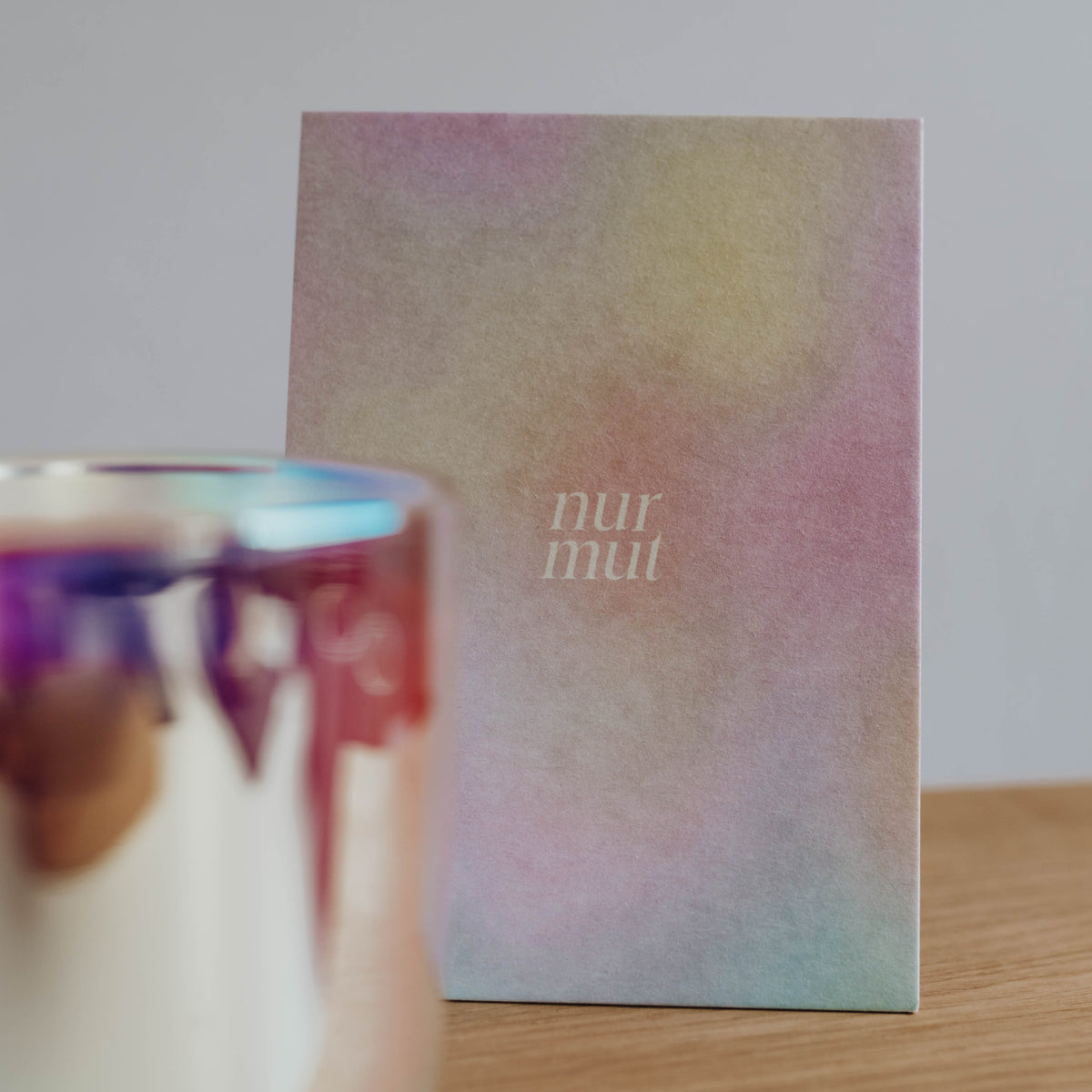 nur mut – limitierte Duftkerze im irisierenden Glas + Karte