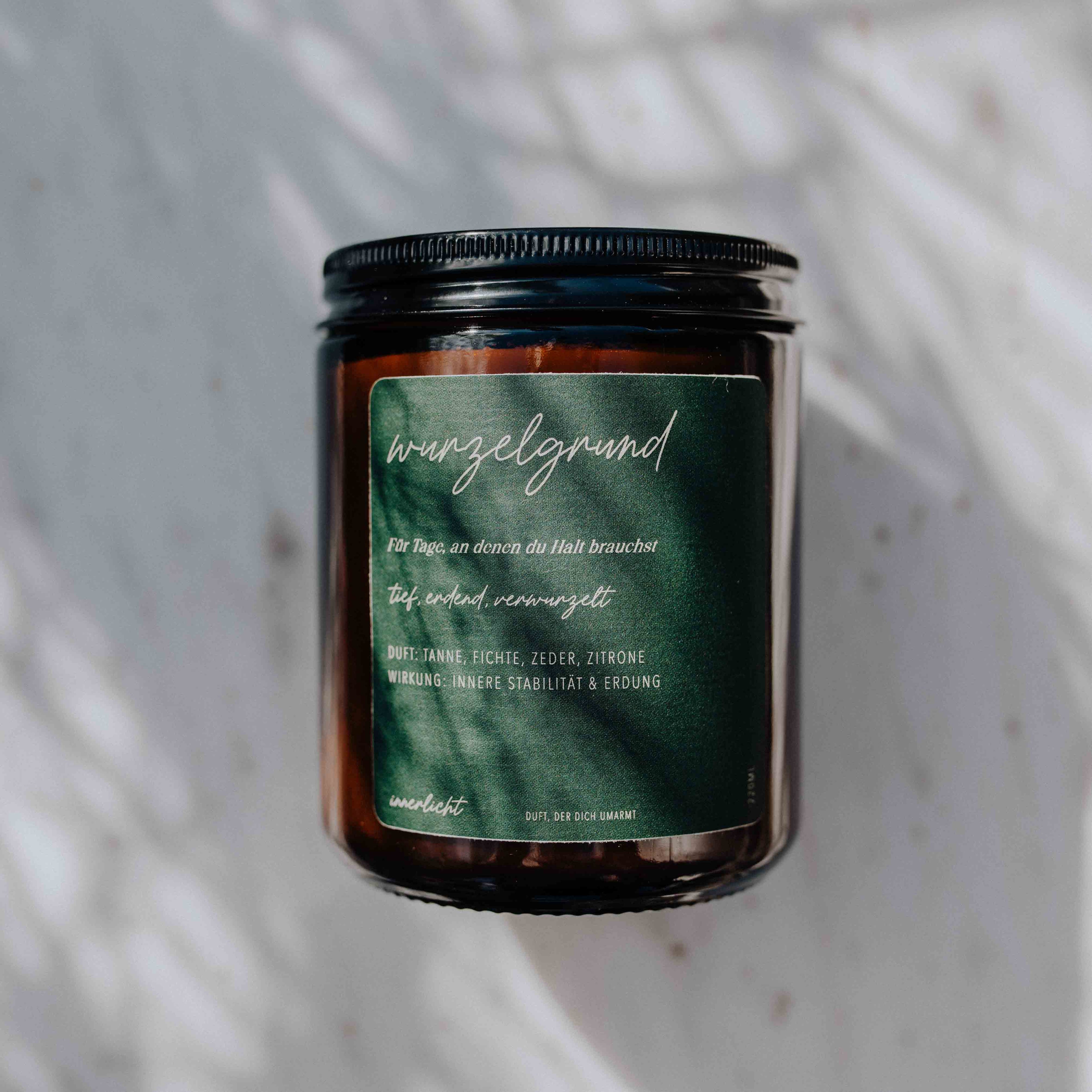 Moosig-erdige Duftkerze „Wurzelgrund“ mit Tanne, Kiefer &amp; Zeder – für Erdung und innere Stabilität. Naturkerze im Glas, liebevoll gestaltet.
