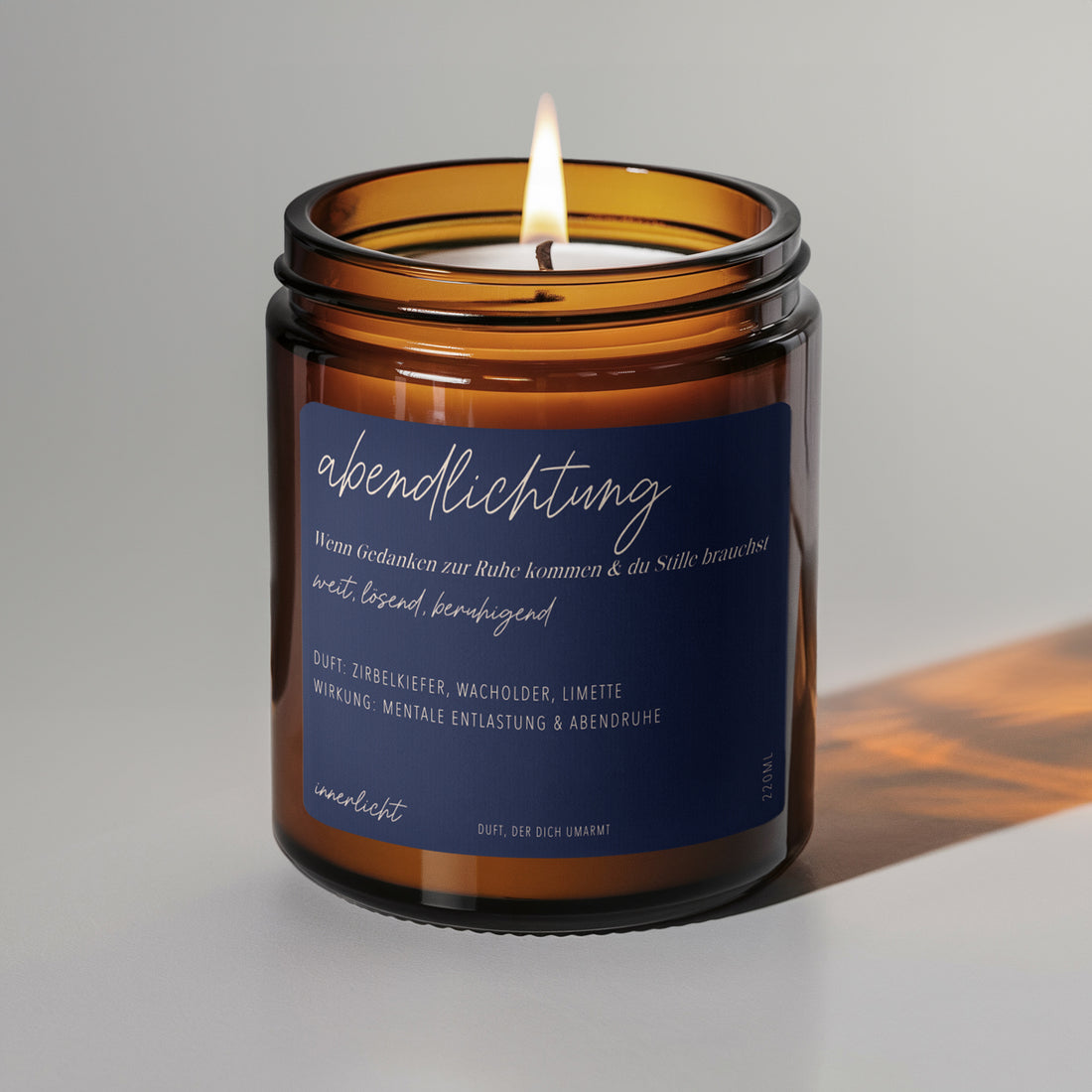 Naturduftkerze „Abendlichtung“ mit Zirbe, Fichte &amp; Limette – entspannend für abendliche Rituale. Hochwertiges Glas mit abgerundetem Etikett im Wald-Farbschema.