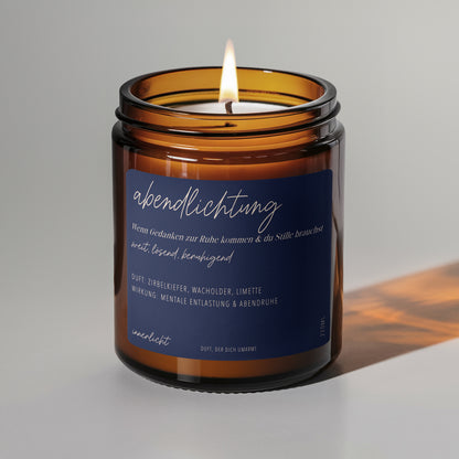 Naturduftkerze „Abendlichtung“ mit Zirbe, Fichte &amp; Limette – entspannend für abendliche Rituale. Hochwertiges Glas mit abgerundetem Etikett im Wald-Farbschema.