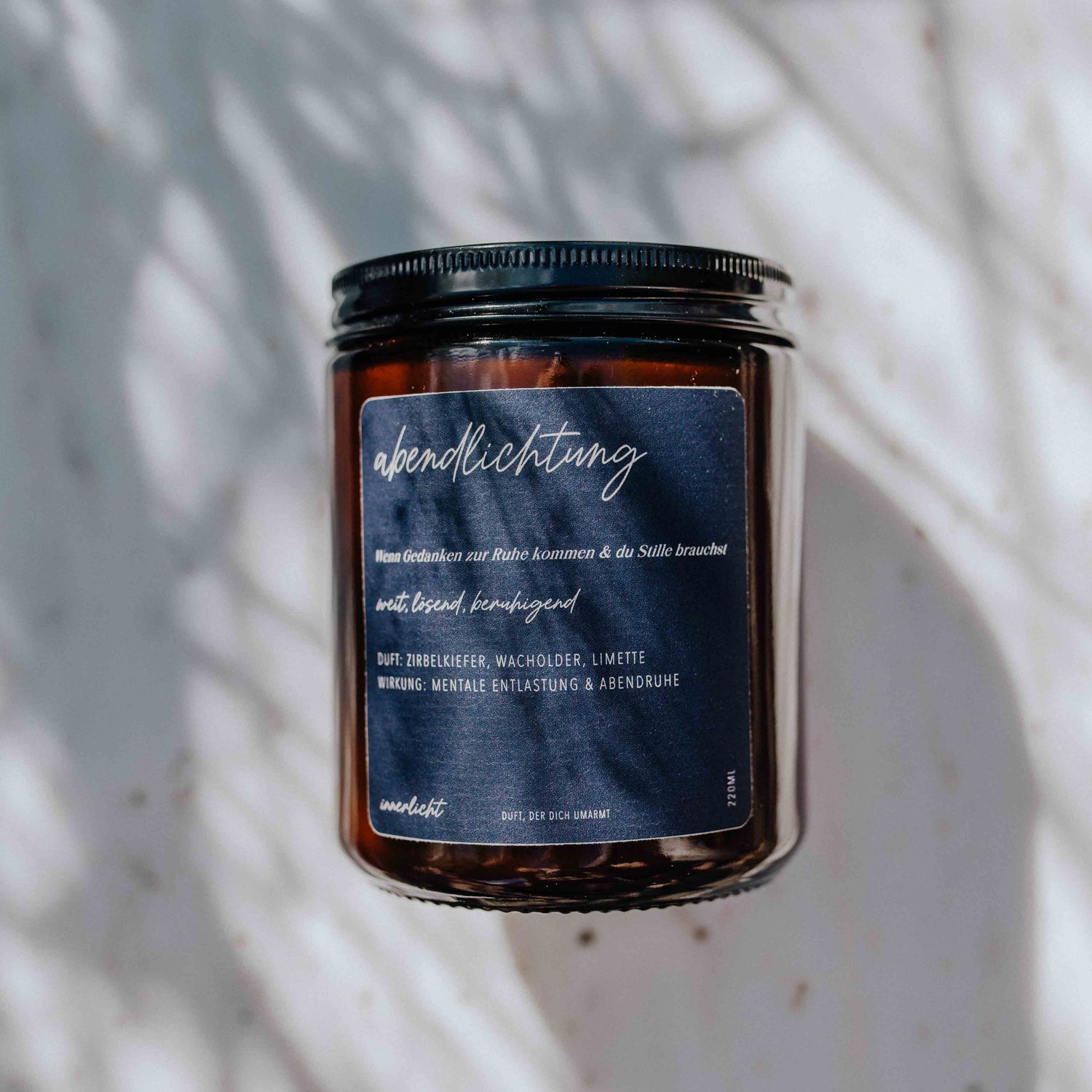 Naturduftkerze „Abendlichtung“ mit Zirbe, Fichte &amp; Limette – entspannend für abendliche Rituale. Hochwertiges Glas mit abgerundetem Etikett im Wald-Farbschema.