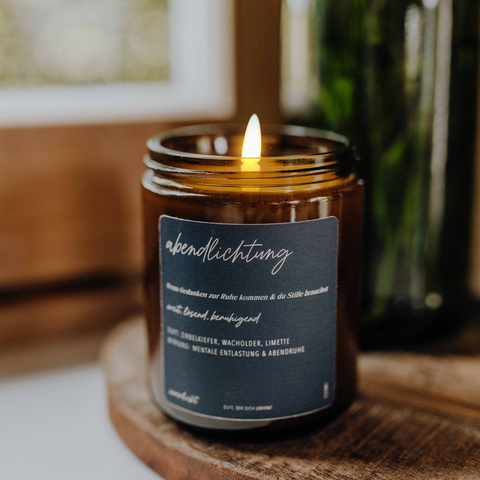Naturduftkerze „Abendlichtung“ mit Zirbe, Fichte &amp; Limette – entspannend für abendliche Rituale. Duftkerze angezündet am Fesnter